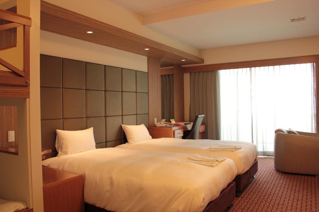 Okinawa Kariyushi Beach Resort Ocean Spa Онна Екстериор снимка