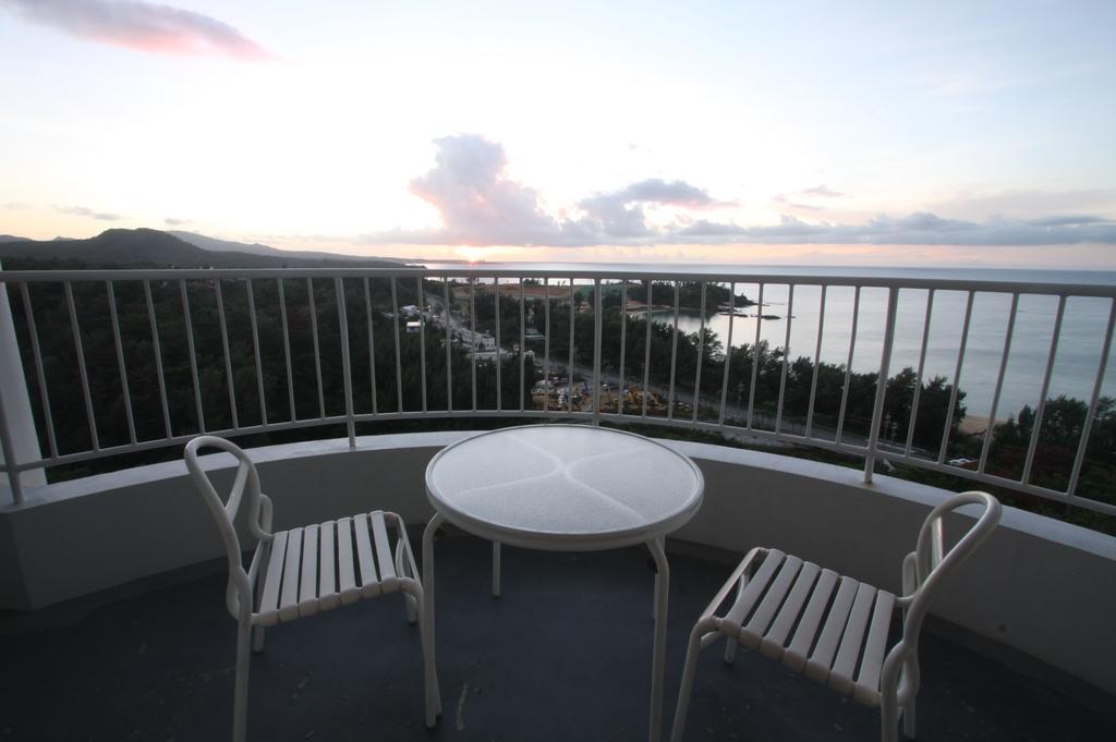 Okinawa Kariyushi Beach Resort Ocean Spa Онна Екстериор снимка